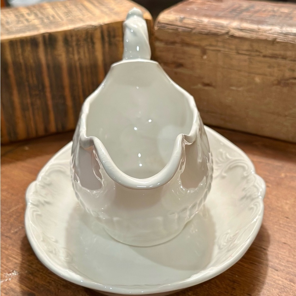 Valley Forge Vintage Creamy Ironstone Gravy Boat and Saucer - Picture 8 of 15